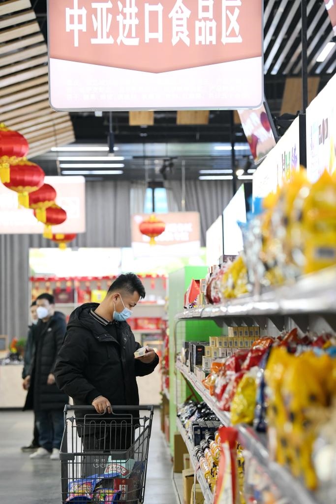 在位于西安浐灞國際港的愛菊健康生活體驗館，消費者挑選中亞進口食品。新華社記者李一博 攝