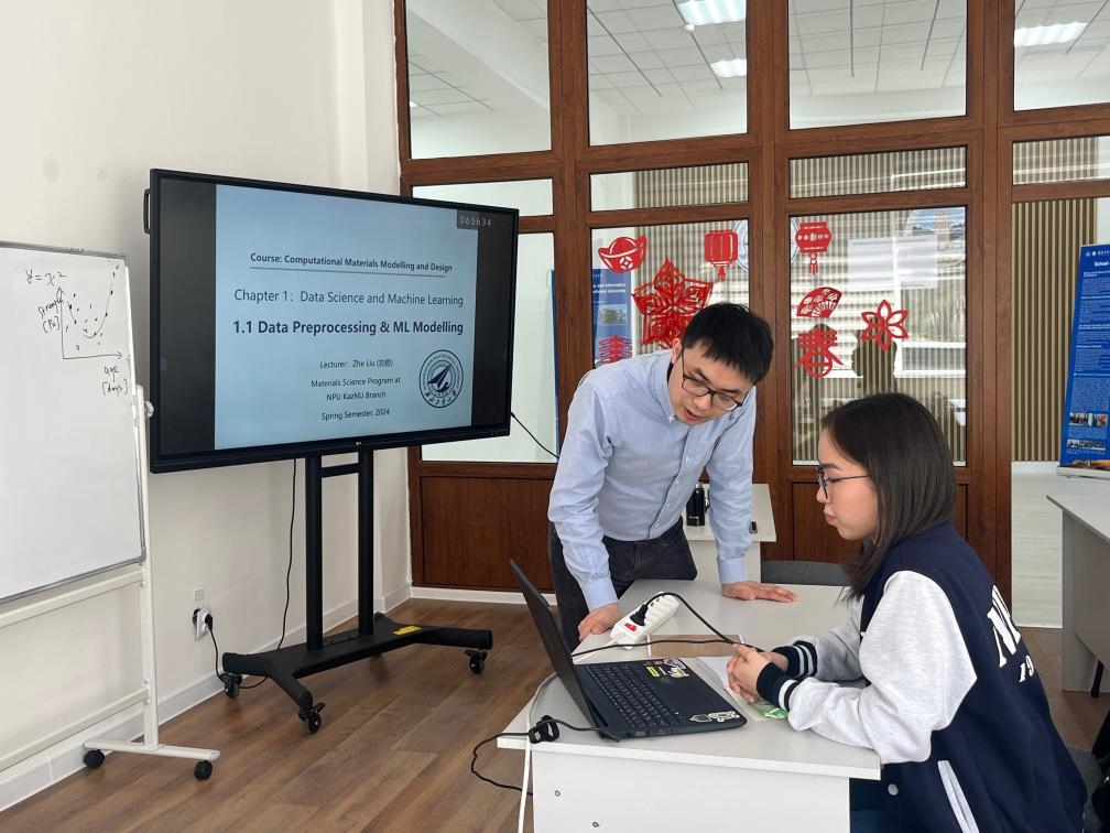 2024年4月，西北工業(yè)大學材料學院劉哲教授在西北工業(yè)大學哈薩克斯坦分校授課。（西北工業(yè)大學供圖）