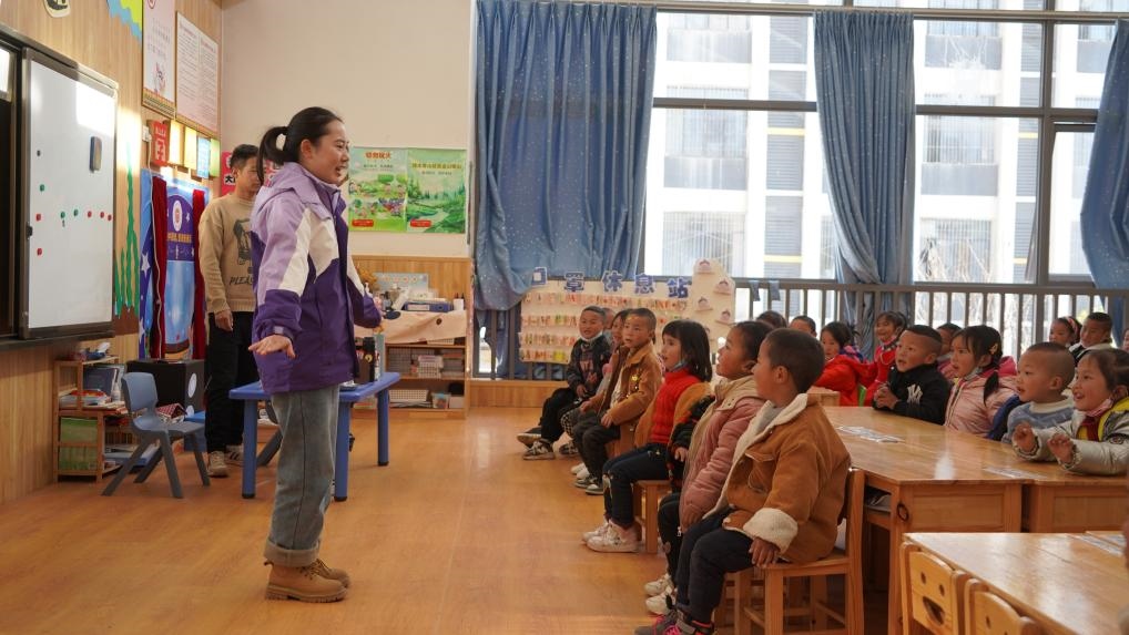  孩子們在昭覺縣易地扶貧搬遷縣城集中安置點沐恩邸社區(qū)幼兒園上課。新華社記者 尹恒 攝