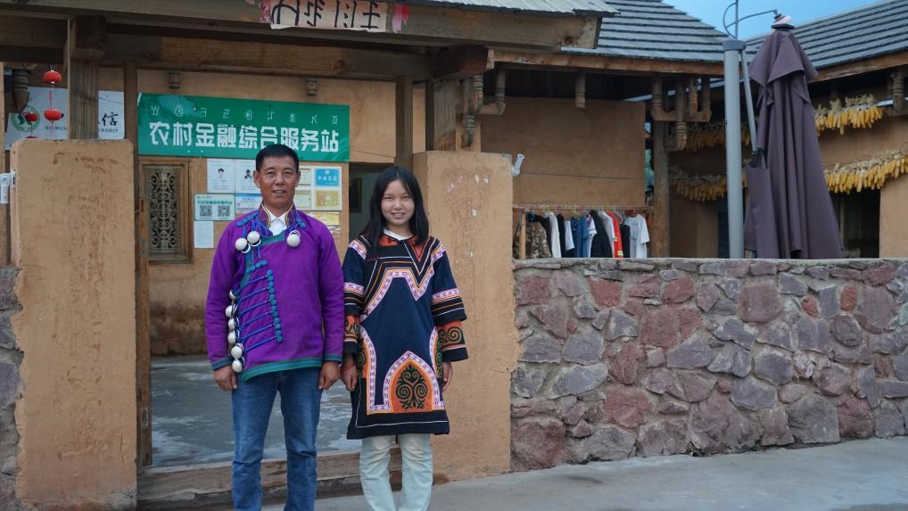 吉好有果和父親吉好也求在三河村新家合影。新華社記者 尹恒 攝