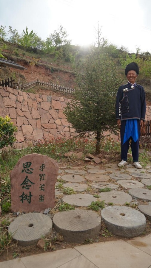 吉地爾子站在“思念樹”前。新華社記者 尹恒 攝