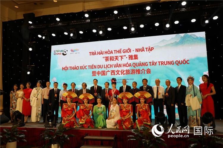 中越兩國嘉賓合影留念。人民網(wǎng)記者楊曄攝