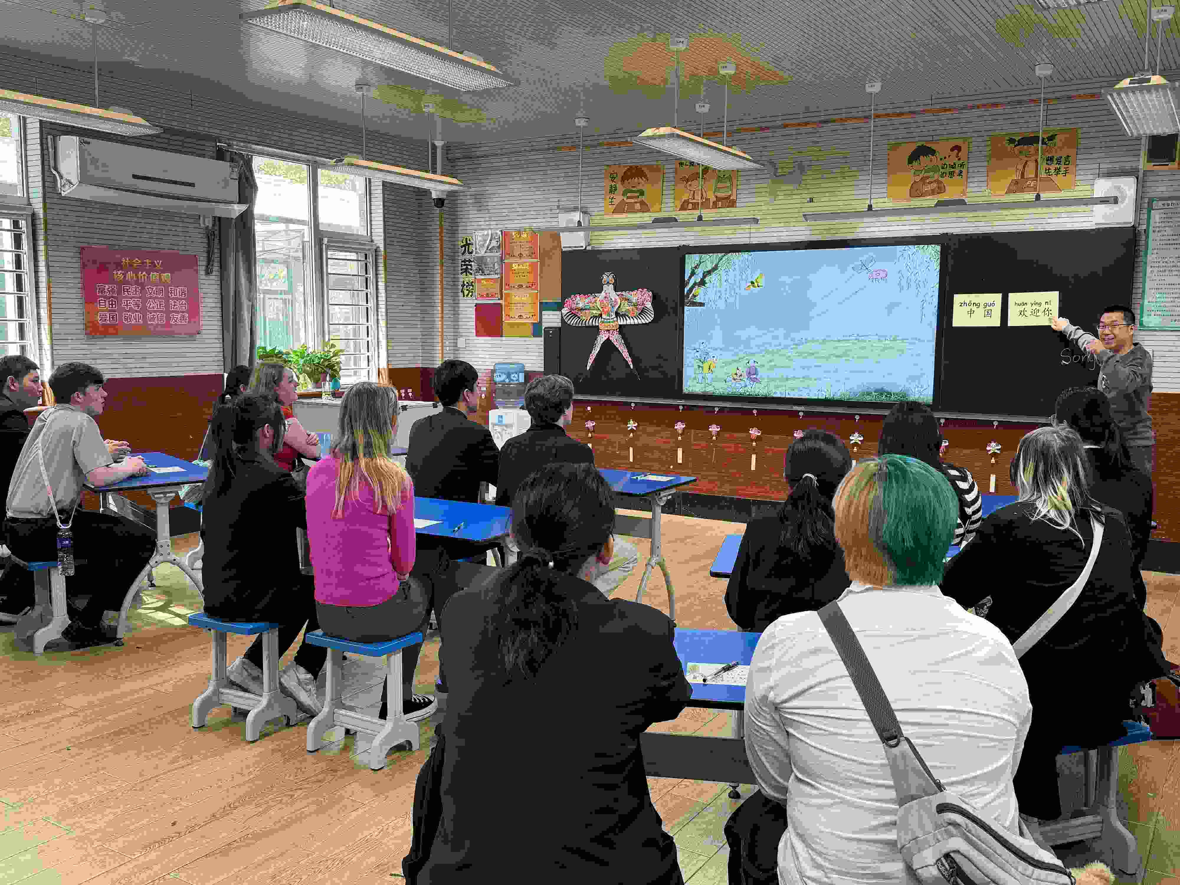 2024年4月20日，美國艾奧瓦州馬斯卡廷高中“友誼傳承”研學(xué)團(tuán)來到石家莊外國語學(xué)校，中美學(xué)生同上一節(jié)中文課。