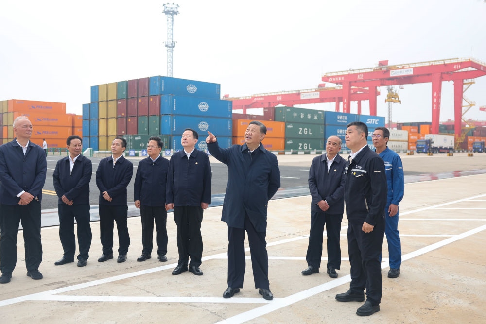 5月22日下午，習(xí)近平總書記在山東省日照市考察調(diào)研。他來到日照港，了解當(dāng)?shù)赝七M(jìn)港口智慧化綠色化建設(shè)、擴大對外開放等情況。