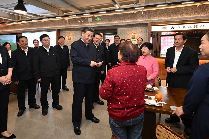 4月22日，在重慶考察的習(xí)近平總書記來到九龍坡區(qū)謝家灣街道民主村社區(qū)，察看小區(qū)改造和便民服務(wù)情況。