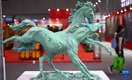 5月24日在第二十屆中國（深圳）國際文化產(chǎn)業(yè)博覽交易會俄羅斯美術協(xié)會展臺拍攝的馬雕塑作品。新華社記者 鄧華 攝