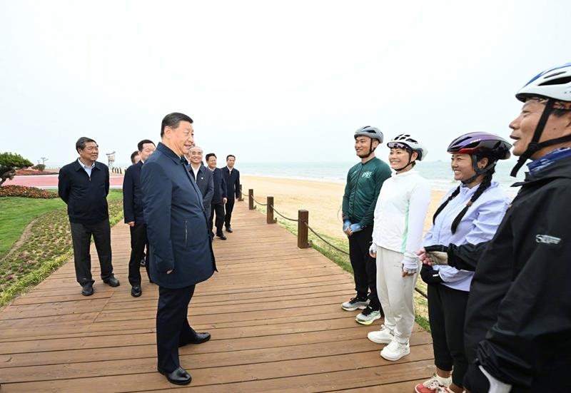 5月22日，在山東日照考察調(diào)研的習(xí)近平總書記來到陽光海岸綠道，和騎行愛好者親切交流。