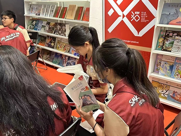 馬來西亞讀者在中國聯(lián)合展臺翻閱中國書籍。 中國圖書進出口（集團）有限公司供圖