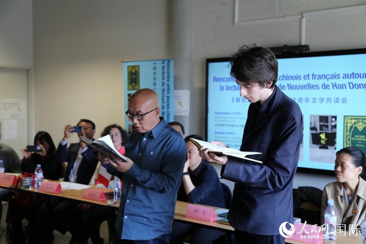 法國學(xué)子與作家韓東共讀小說選段。人民網(wǎng)記者 于超凡攝