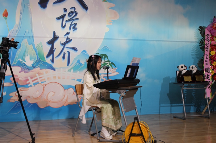 參賽選手在比賽中進行中華才藝展示。