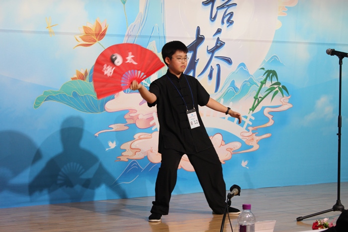 參賽選手在比賽中進行中華才藝展示。