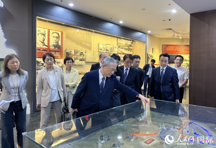 創(chuàng)價(jià)學(xué)會(huì)會(huì)長(zhǎng)原田稔（中）與青年代表團(tuán)成員訪(fǎng)問(wèn)中國(guó)人民抗日戰(zhàn)爭(zhēng)紀(jì)念館。人民網(wǎng)記者 陳思攝
