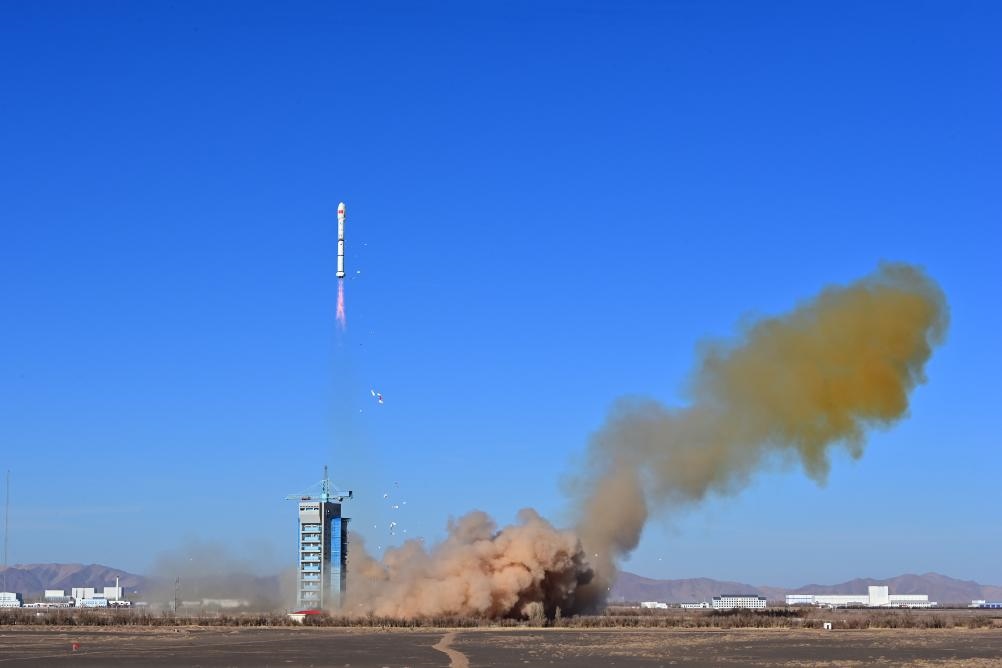 2023年12月4日，中國(guó)在酒泉衛(wèi)星發(fā)射中心使用長(zhǎng)征二號(hào)丙運(yùn)載火箭，成功將援埃及二號(hào)衛(wèi)星發(fā)射升空，衛(wèi)星順利進(jìn)入預(yù)定軌道，發(fā)射任務(wù)獲得圓滿成功。新華社發(fā)（汪江波 攝）