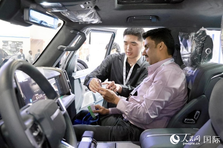 客戶在了解中國產(chǎn)汽車。人民網(wǎng)記者 管克江攝