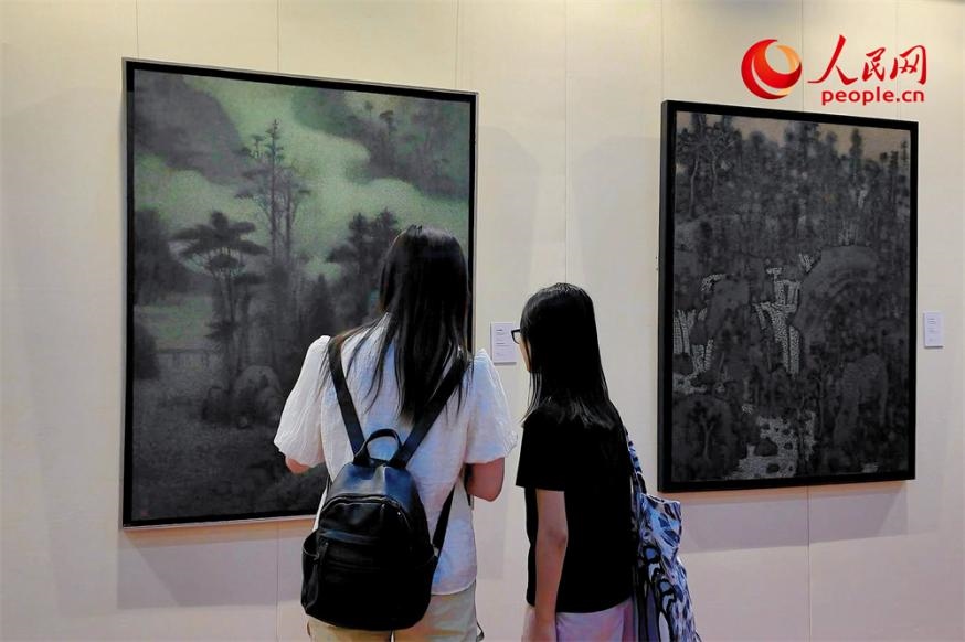 觀眾正在觀賞王秦生畫作《云山幽趣》。人民網記者 劉微攝