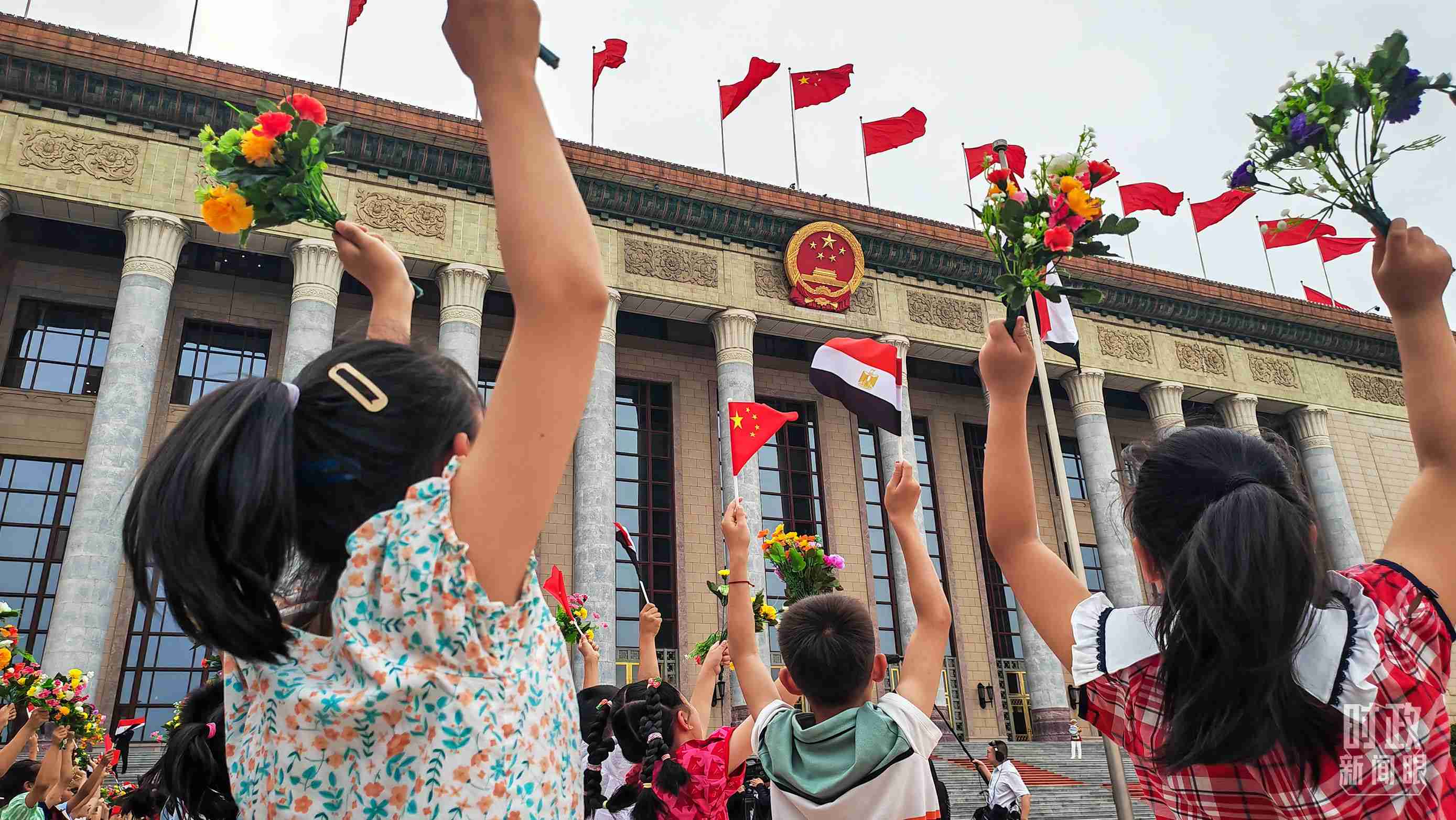 △5月29日下午，習(xí)近平主席舉行儀式歡迎埃及總統(tǒng)塞西訪華。圖為歡迎儀式現(xiàn)場(chǎng)的少年兒童。（總臺(tái)央視記者劉琦拍攝）