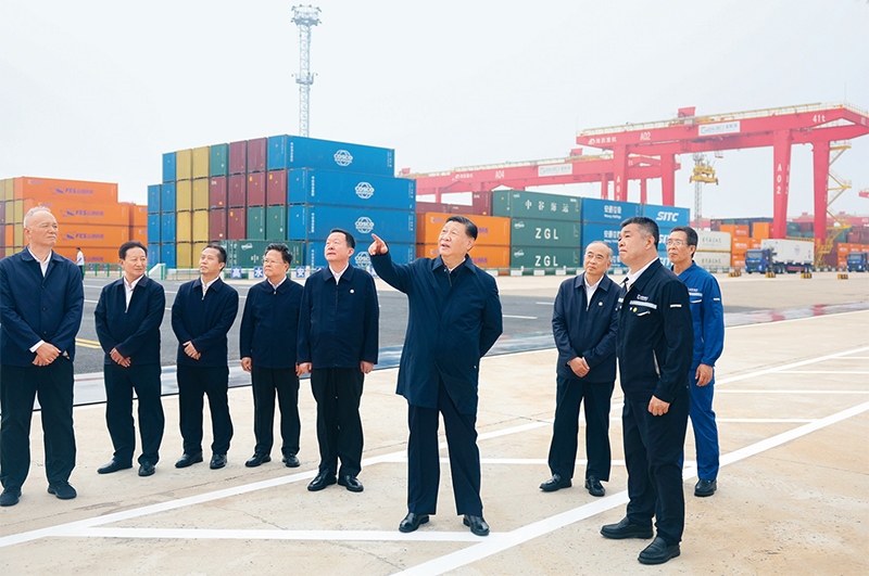 2024年5月22日至24日，中共中央總書記、國家主席、中央軍委主席習(xí)近平在山東考察。這是22日下午，習(xí)近平在日照港察看全自動化集裝箱碼頭作業(yè)場景。 新華社記者 鞠鵬/攝