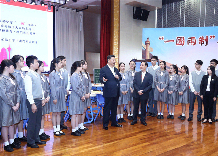 2019年12月19日，習(xí)近平總書記來到澳門濠江中學(xué)附屬英才學(xué)校，和師生親切交流。