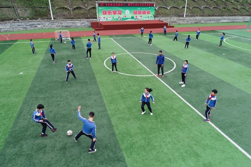 陜西安康平利縣老縣鎮(zhèn)中心小學(xué)的學(xué)生在操場上踢球。