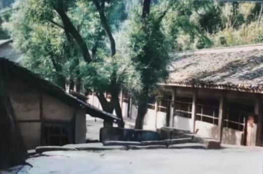這是之江小學(xué)的前身——四川省南充市嘉陵區(qū)一所山區(qū)小學(xué)的校舍（資料照片翻拍）。