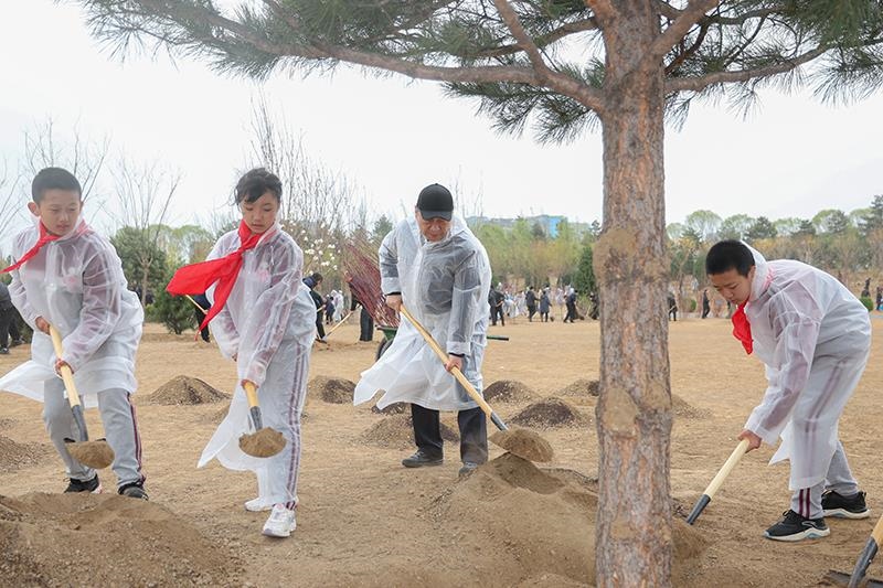 2023年4月4日，習(xí)近平總書記來到北京市朝陽區(qū)東壩中心公園參加首都義務(wù)植樹活動。這是總書記同孩子們一起植樹。