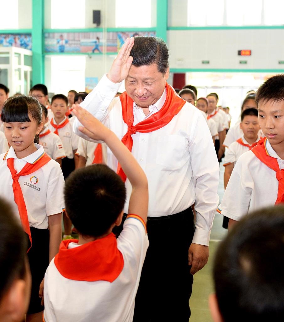 2014年5月30日，習(xí)近平總書記來到北京市海淀區(qū)民族小學(xué)，參加慶?！傲弧眹H兒童節(jié)活動。新華社記者 李濤 攝