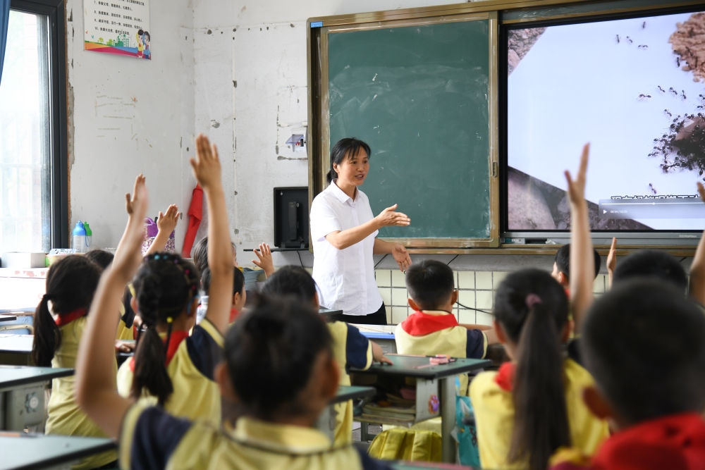 5月31日，學(xué)生在科學(xué)課上與老師互動。新華社記者 胥冰潔 攝