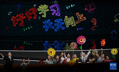 6月1日，演員在“我和祖國一起成長”主題演出活動中表演。新華社記者 金良快 攝