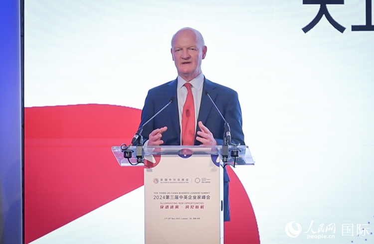 英國(guó)前負(fù)責(zé)大學(xué)與科研事務(wù)的國(guó)務(wù)大臣、英國(guó)皇家學(xué)會(huì)院士大衛(wèi)·威利茨致辭。人民網(wǎng) 郭錦標(biāo)攝