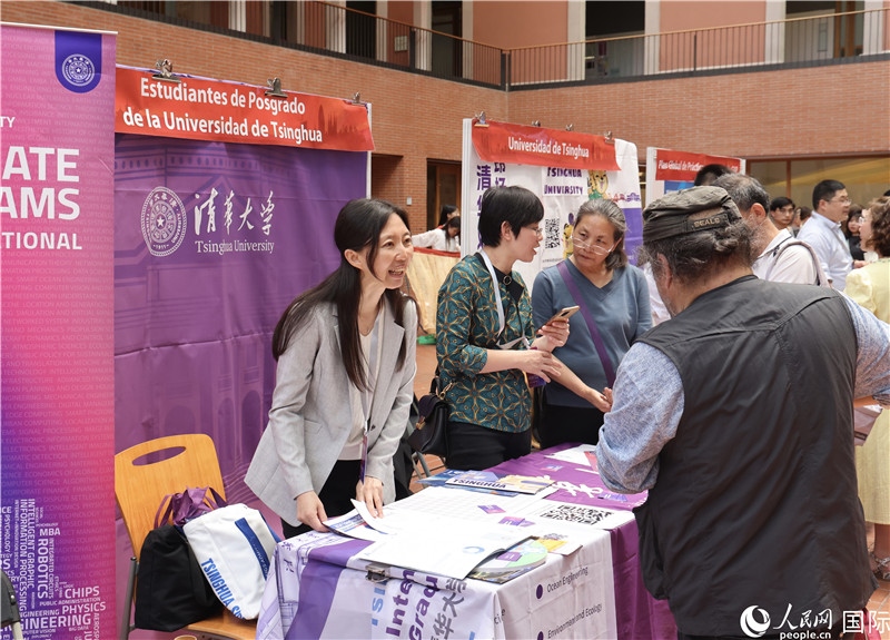 旅西華人華僑在展臺前咨詢。人民網記者 顏歡攝