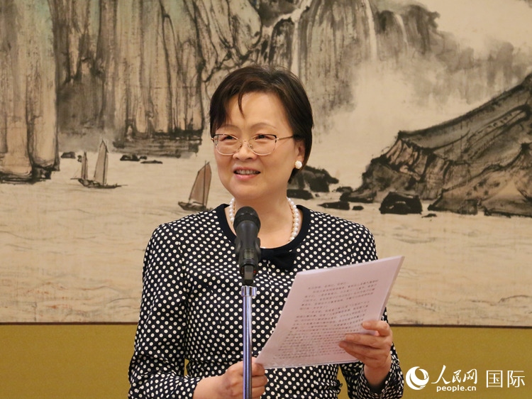 大使夫人丁玥致辭。人民網(wǎng) 許可攝