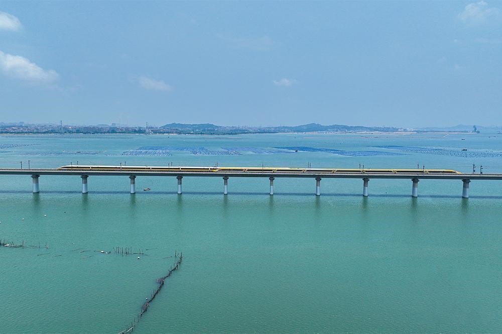 △2023年6月28日，CR450動車組試驗列車在湄洲灣跨海大橋交會運(yùn)行，單列最高運(yùn)行時速達(dá)到453公里。