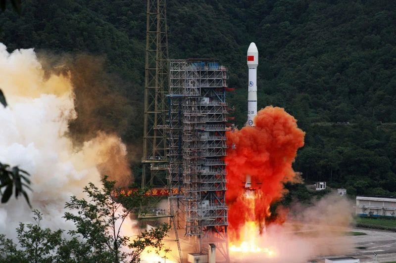 △2020年6月23日，我國北斗三號全球衛(wèi)星導(dǎo)航系統(tǒng)最后一顆組網(wǎng)衛(wèi)星在西昌衛(wèi)星發(fā)射中心點火升空。同年7月，北斗三號系統(tǒng)正式開通全球服務(wù)，“中國的北斗”真正成為“世界的北斗”。