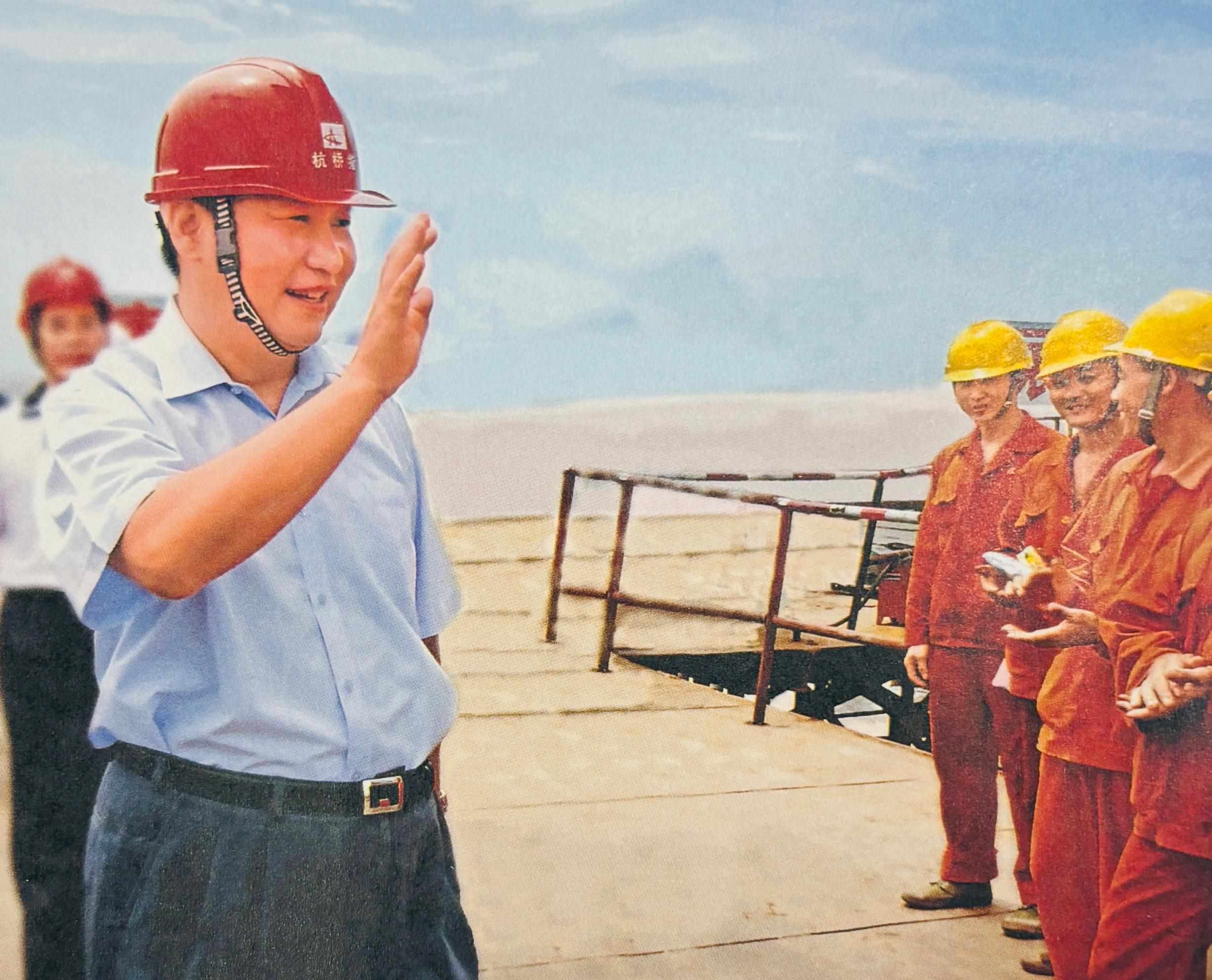 △2006年7月12日，習(xí)近平在杭州灣跨海大橋嘉興市海鹽段建設(shè)工地慰問工人。