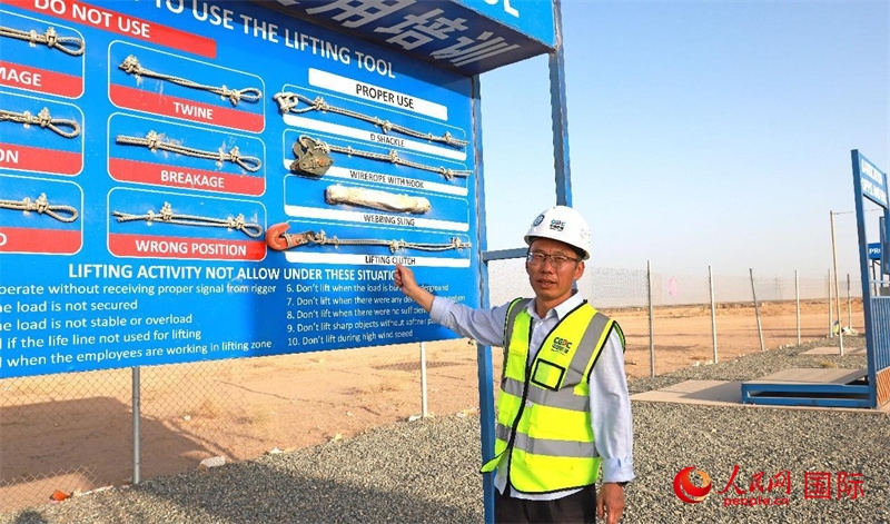 中國能建國際工程公司副總經(jīng)理兼阿爾舒巴赫電站項目經(jīng)理熊高峽展示安全培訓(xùn)中心設(shè)施。人民網(wǎng)記者 管克江攝