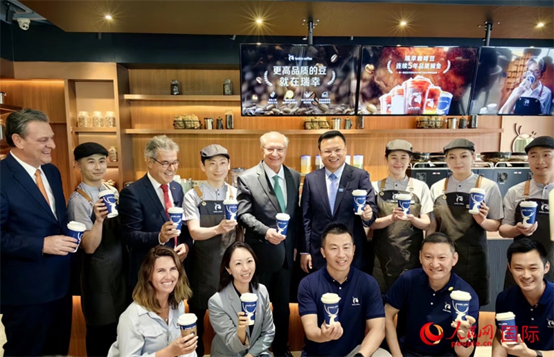 巴西副總統(tǒng)阿爾克明在北京某咖啡店推廣巴西咖啡。人民網記者 符園園攝