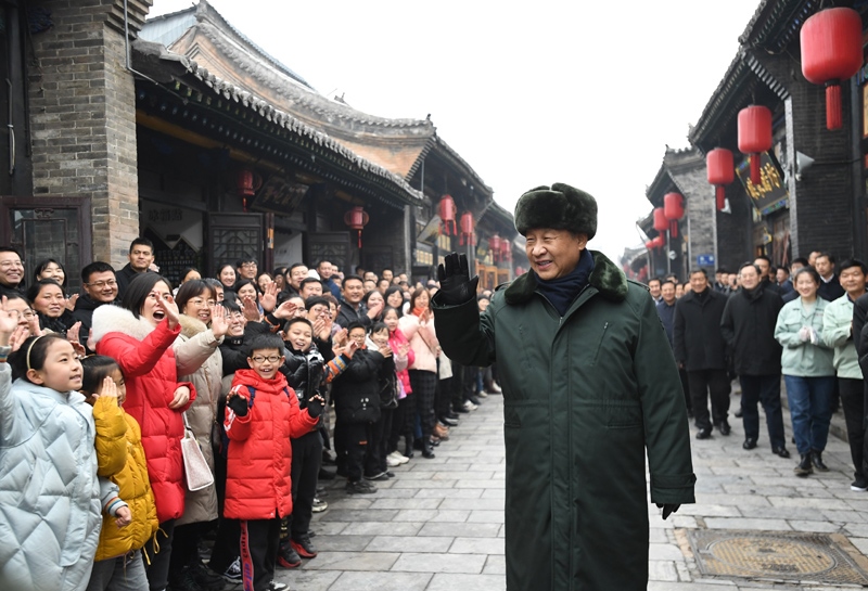 2022年1月27日，習(xí)近平總書記在山西平遙古城向現(xiàn)場群眾揮手致意。