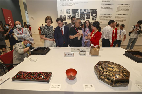 2023年5月28日，北京，推光漆器匠人為駐華使節(jié)展示技藝。