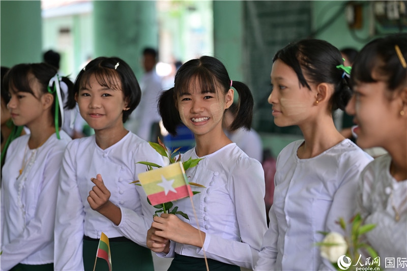 萊達雅第14中學(xué)學(xué)生在歡迎儀式上。人民網(wǎng)記者謝佳君攝
