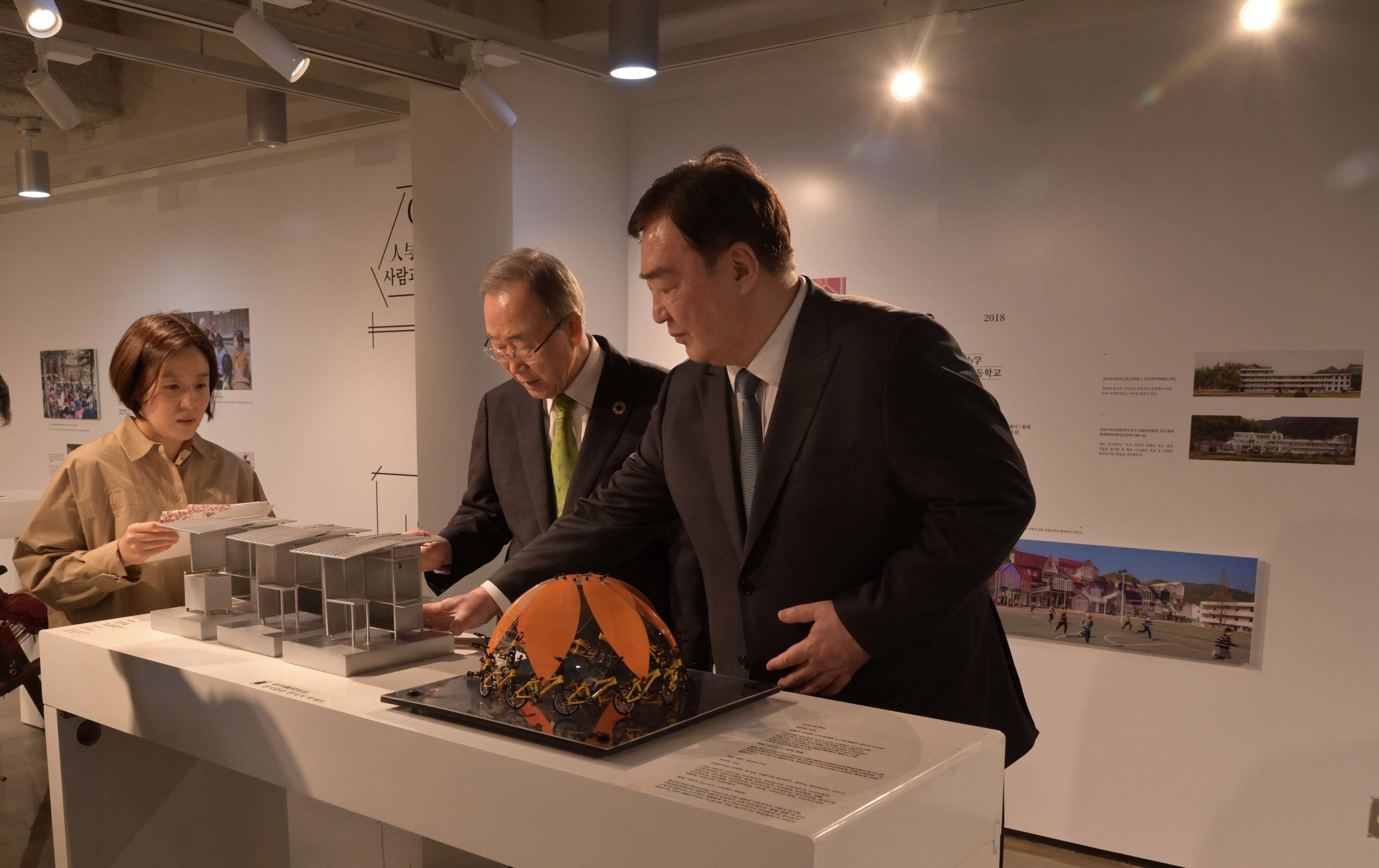 邢海明（右一）與潘基文共同參觀《自然生活傳承——美麗中國特展》。首爾中國文化中心供圖