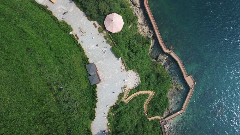 2023年8月16日，長(zhǎng)海縣小長(zhǎng)山島小水口森林公園一角（無(wú)人機(jī)照片）。新華社記者 陳為 攝