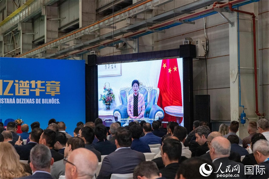 中國駐里約熱內(nèi)盧總領(lǐng)事田敏在視頻致辭中表示，中國是米納斯吉拉斯州第一大貿(mào)易伙伴和重要投資來源國。近年來，雙方在貿(mào)易投資、科技創(chuàng)新、裝備制造、人文交流等領(lǐng)域開展了富有成果的合作。 人民日報社拉美中心分社 威廉·科埃略·維亞納攝