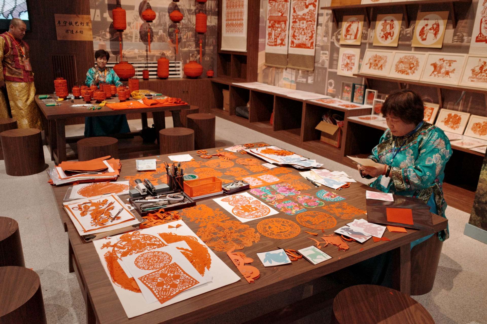 “氣象萬(wàn)千——中國(guó)非遺保護(hù)實(shí)踐主題展”上，非遺傳承人現(xiàn)場(chǎng)展示。人民網(wǎng)記者 劉微攝