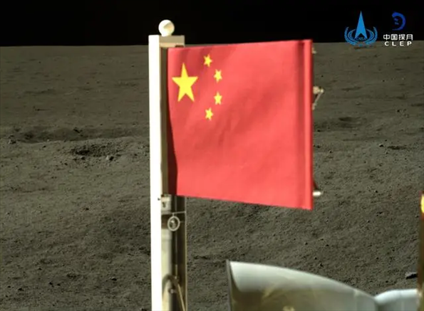 五星紅旗在落于月背的嫦娥六號(hào)探測器上展開。