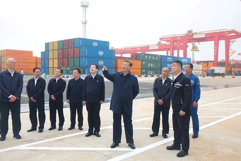 2024年5月22日，習(xí)近平總書記在山東日照港察看全自動(dòng)化集裝箱碼頭作業(yè)場景。