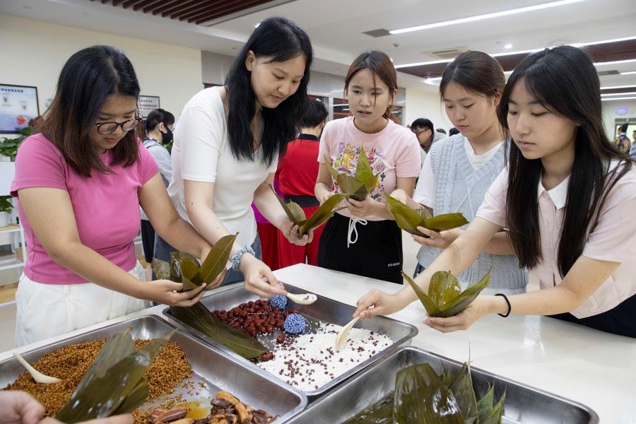 2024年6月1日，海峽兩岸青年學(xué)生在華東師范大學(xué)包粽子、做香囊，體驗(yàn)傳統(tǒng)文化。