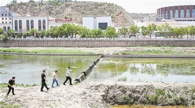  工作人員在內(nèi)蒙古呼和浩特市清水河縣城關(guān)鎮(zhèn)清水河河道巡查。新華社記者 貝赫攝