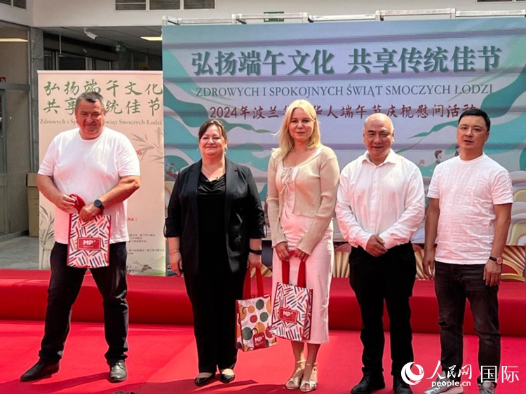 向波蘭友人發(fā)放端午節(jié)慰問(wèn)品。人民網(wǎng)記者 李增偉攝