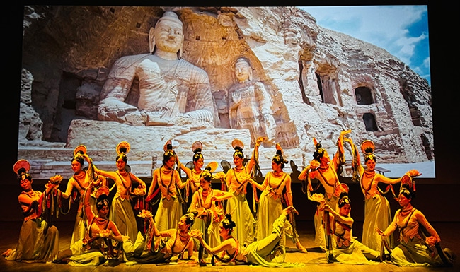 展演現(xiàn)場(chǎng)，同學(xué)們?cè)诒硌莨?jié)目《云岡飛天印象》。校方供圖
