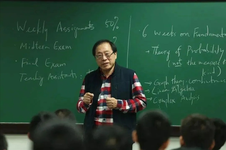△姚期智為清華大學學生授課。